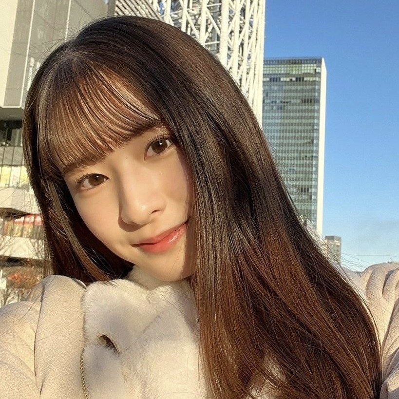 める。