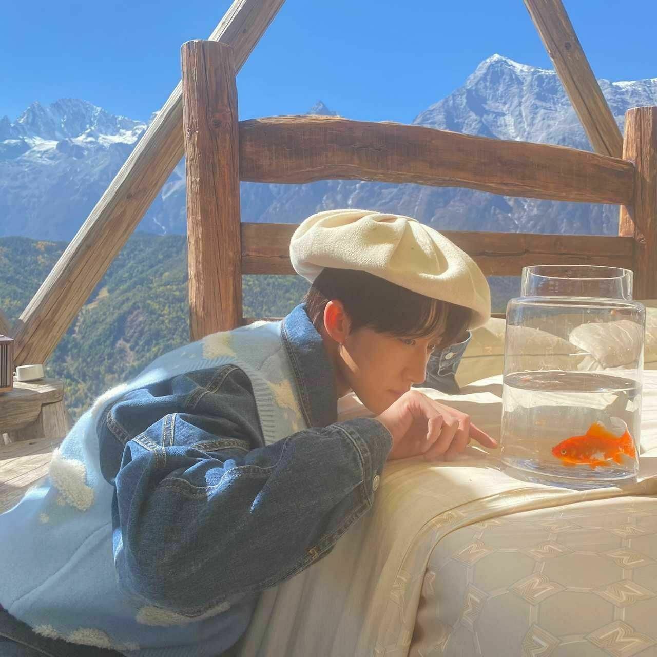 낭만𖧷
